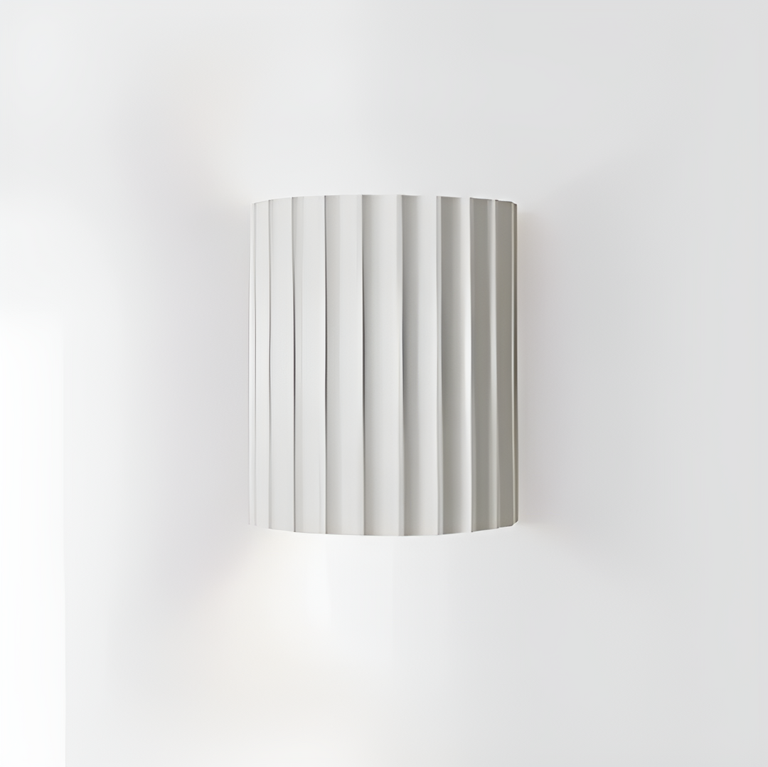 Randig LED-vägglampa i resin för en modern nordisk atmosfär