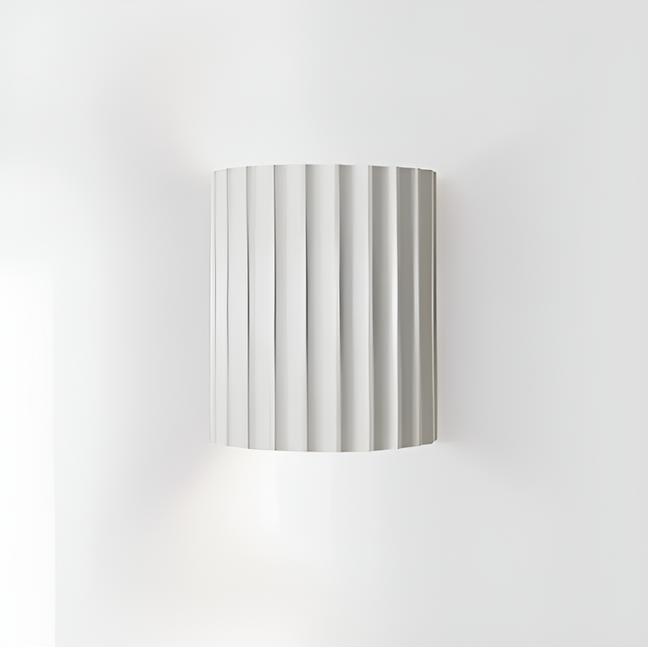 Randig LED-vägglampa i resin för en modern nordisk atmosfär