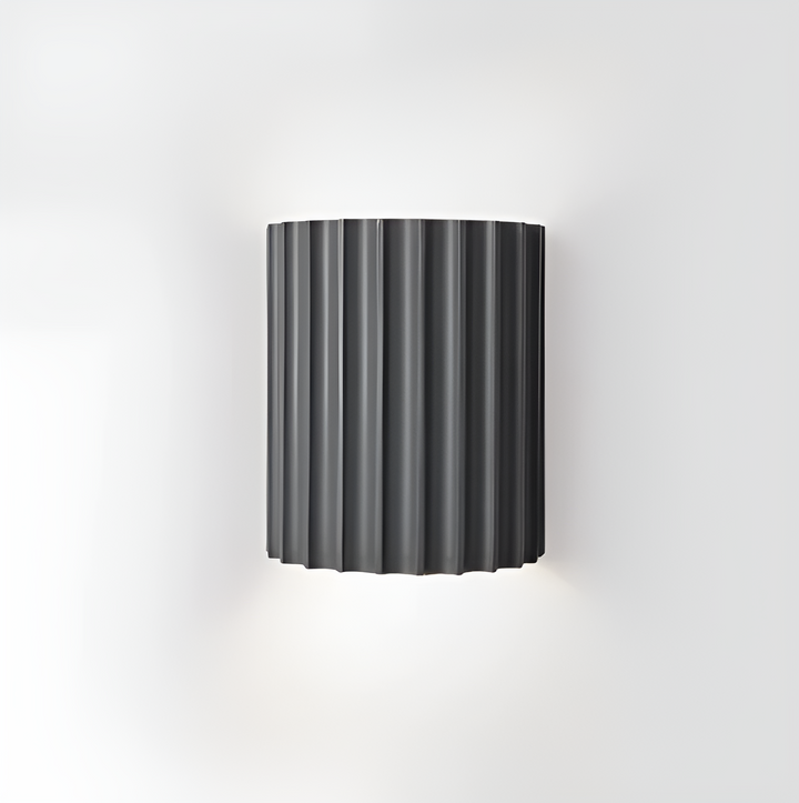 Randig LED-vägglampa i resin för en modern nordisk atmosfär