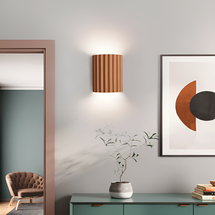 Randig LED-vägglampa i resin för en modern nordisk atmosfär