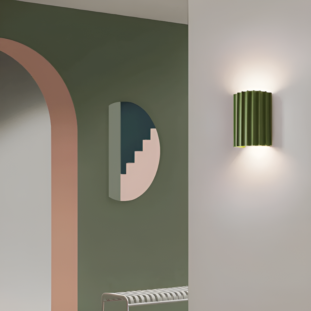 Randig LED-vägglampa i resin för en modern nordisk atmosfär