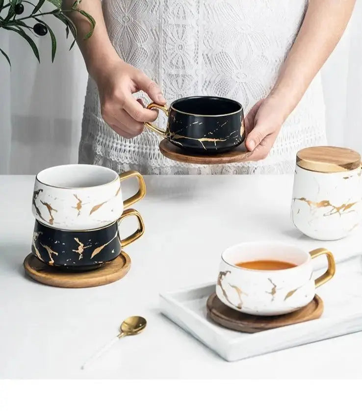 Marmormönstrad Kaffemugg med Gulddekoration