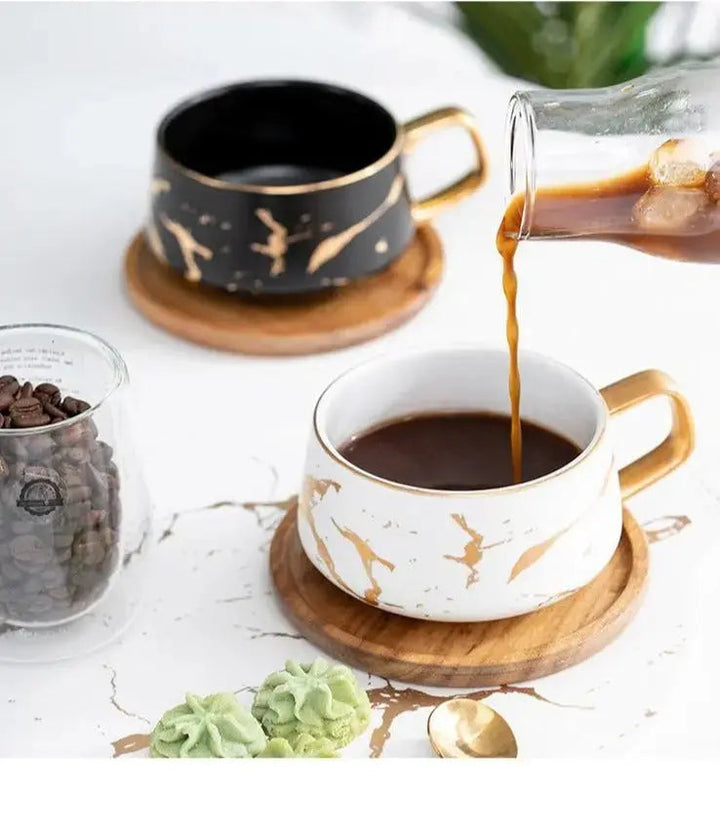 Marmormönstrad Kaffemugg med Gulddekoration