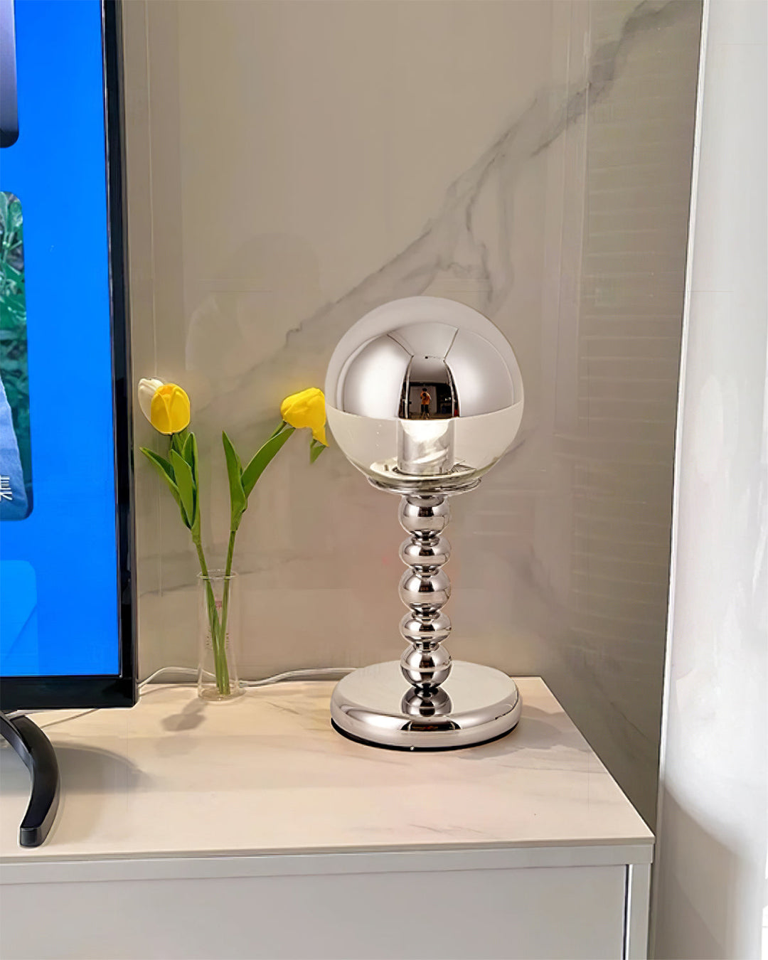 MirrorGlow – Minimalistisk Krom Bordslampa