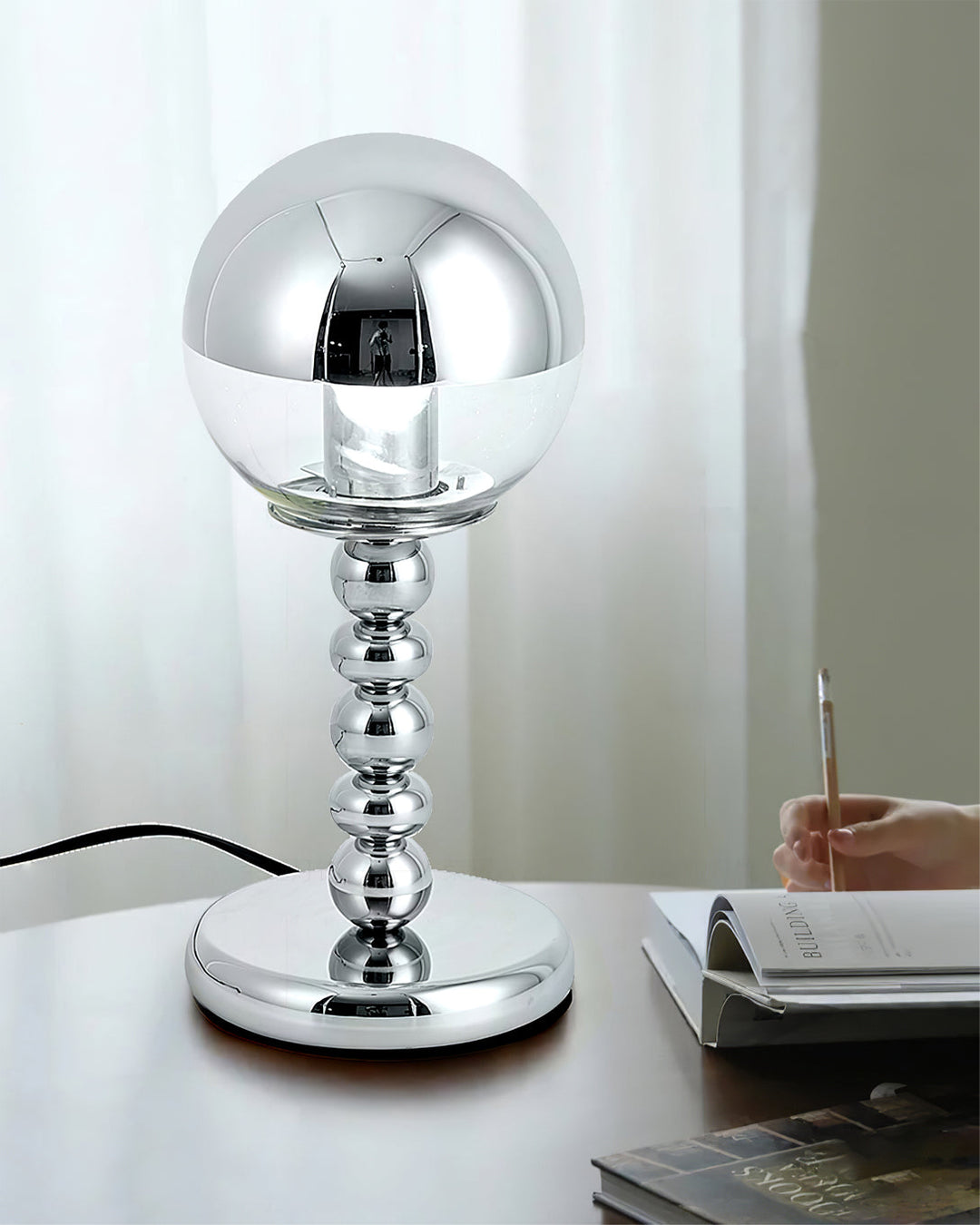 MirrorGlow – Minimalistisk Krom Bordslampa