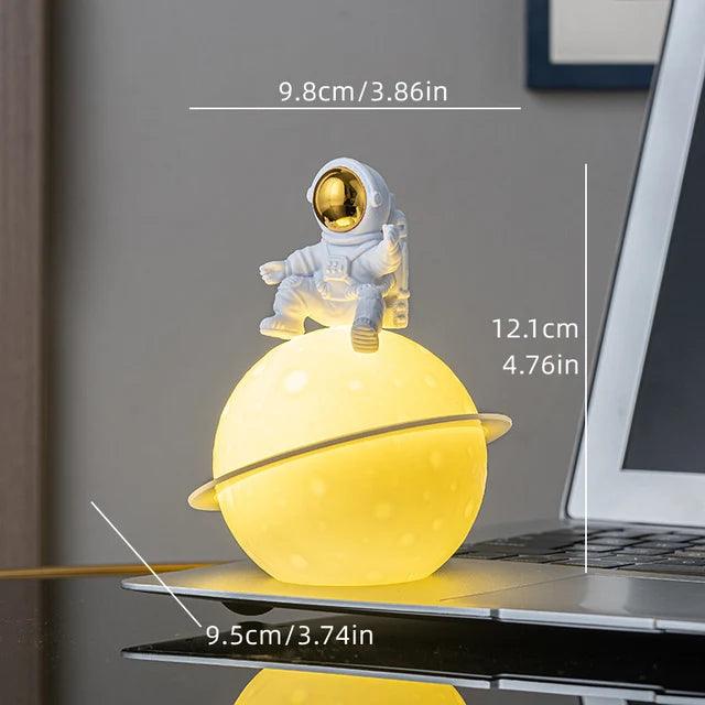 AstroLume Astronautskulptur med Planet Nattlampa | Modern Dekorativ Höjdpunkt | Miljövänlig PVC &amp; ABS | 9.8 x 12.1 cm
