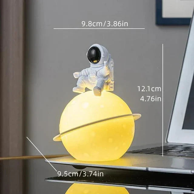 AstroLume Astronautskulptur med Planet Nattlampa | Modern Dekorativ Höjdpunkt | Miljövänlig PVC &amp; ABS | 9.8 x 12.1 cm