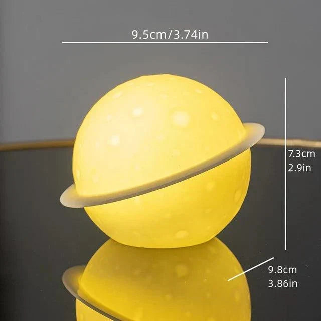 AstroLume Astronautskulptur med Planet Nattlampa | Modern Dekorativ Höjdpunkt | Miljövänlig PVC & ABS | 9.8 x 12.1 cm