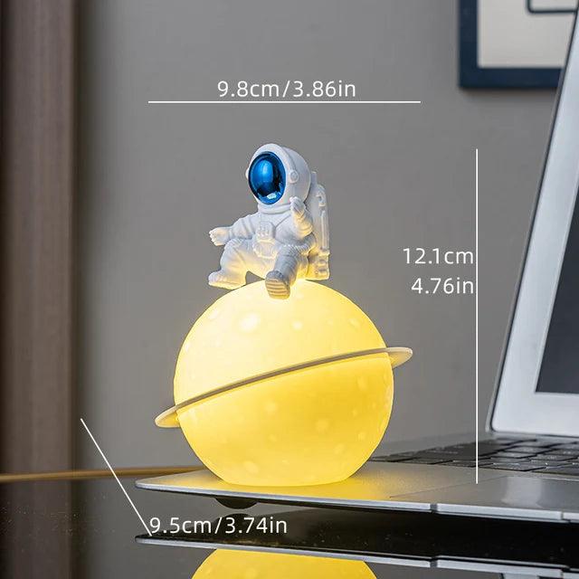 AstroLume Astronautskulptur med Planet Nattlampa | Modern Dekorativ Höjdpunkt | Miljövänlig PVC &amp; ABS | 9.8 x 12.1 cm