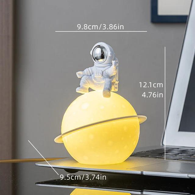 AstroLume Astronautskulptur med Planet Nattlampa | Modern Dekorativ Höjdpunkt | Miljövänlig PVC &amp; ABS | 9.8 x 12.1 cm