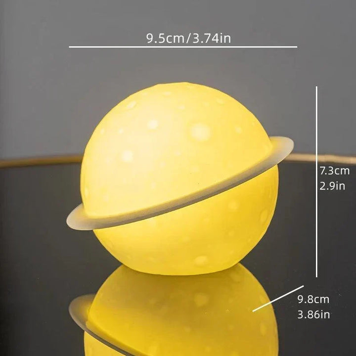 AstroLume Astronautskulptur med Planet Nattlampa | Modern Dekorativ Höjdpunkt | Miljövänlig PVC &amp; ABS | 9.8 x 12.1 cm