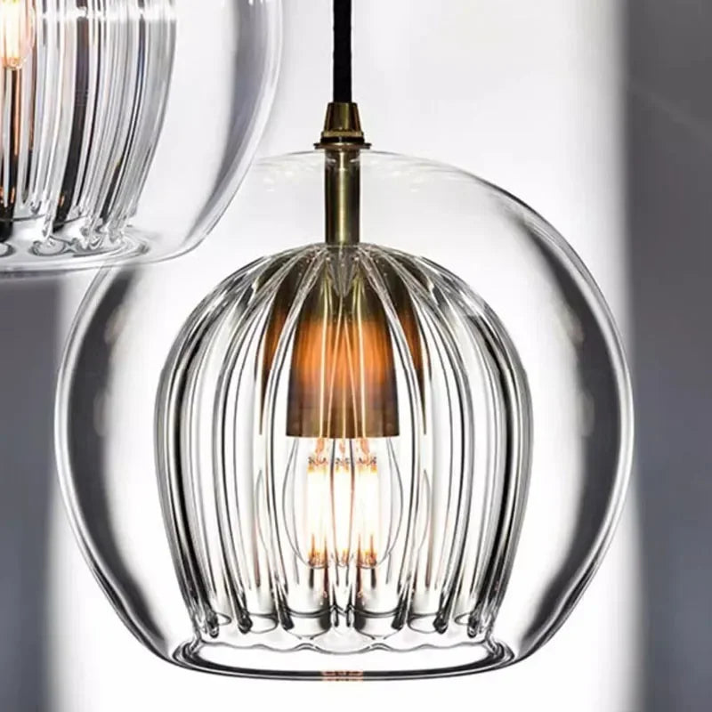 Pendellampa i modern glas för en elegant look