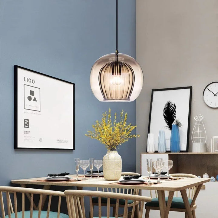 Pendellampa i modern glas för en elegant look