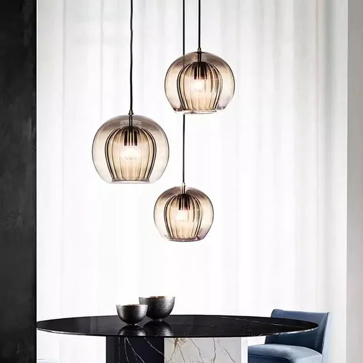 Pendellampa i modern glas för en elegant look