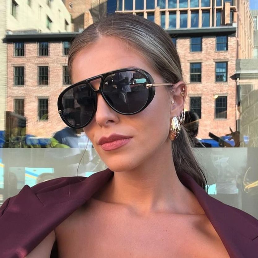 Kvinnors oversized solglasögon med elegant plastbåge och spegelglas