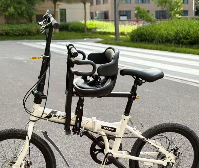 vadderad barncykelsäkerhetsstol med hög rygg och fempunktsbälte