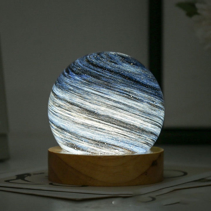Fängslande Planetlampa – Ett Universum av färger och Drömmar