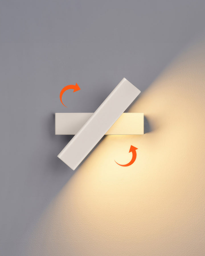 Roterbar vägglampa med nordisk trästruktur