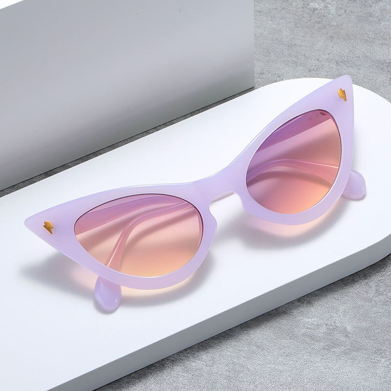 Kvinnors Cat-Eye Solglasögon med Spegelglas och Elegant Detalj
