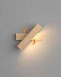 Roterbar vägglampa med nordisk trästruktur