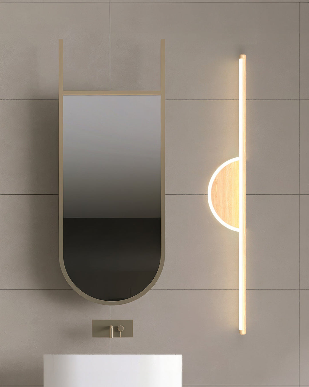 Modern vägglampa av träbåge