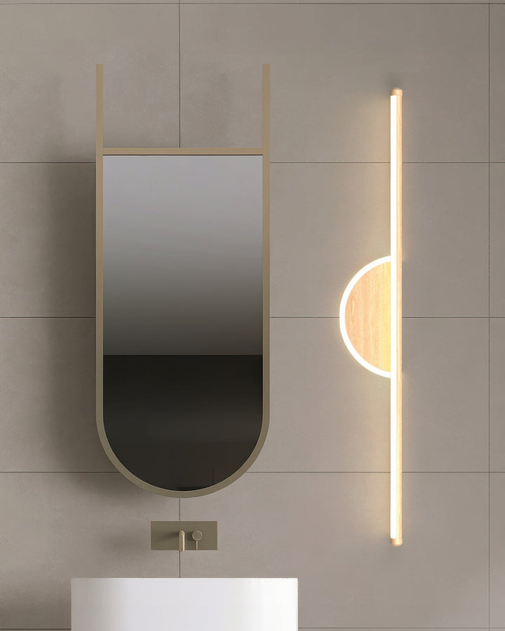Modern vägglampa av träbåge