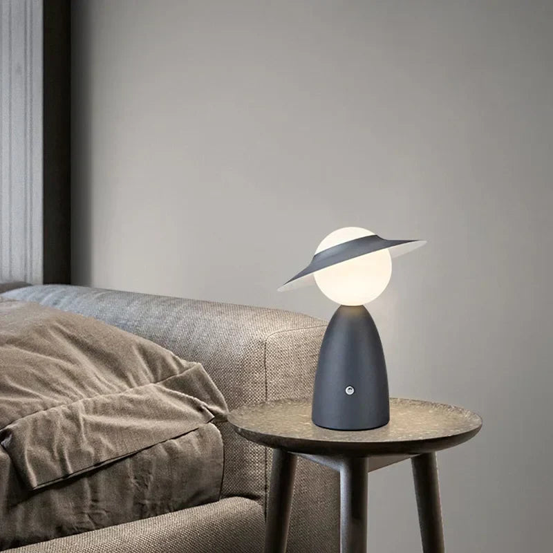 Batteri Bordslampa Man med Hatt