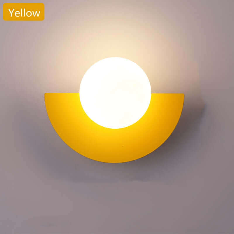 Halvmåne Metall Vägglampa. Finns i 2 olika storlekar och olika färger.