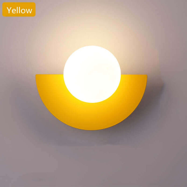 Halvmåne Metall Vägglampa. Finns i 2 olika storlekar och olika färger.