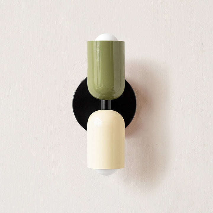 Livlig, minimalistisk vägglampa med två glödlampor