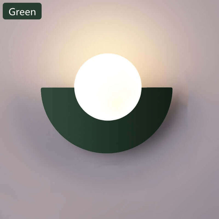 Halvmåne Metall Vägglampa. Finns i 2 olika storlekar och olika färger.