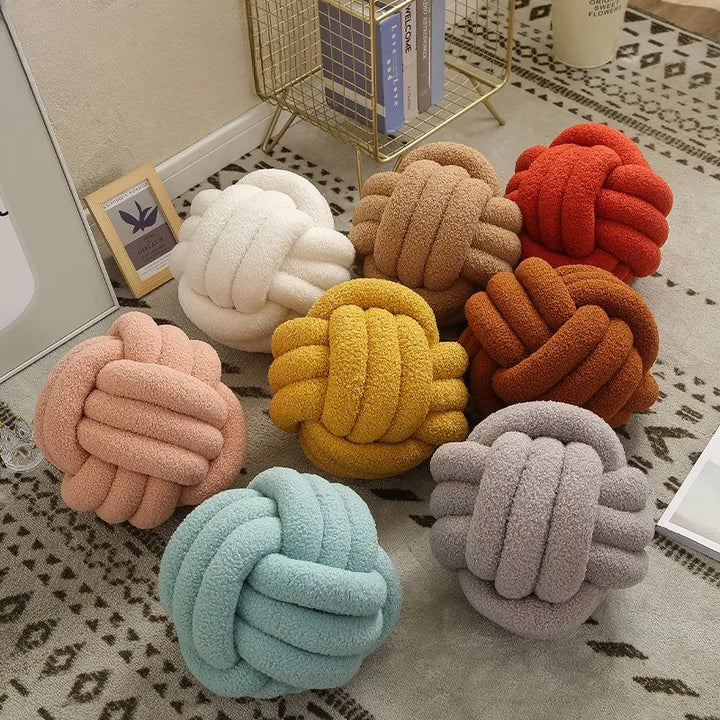 Kasta Kudde - Mysig - Handknuten Boll - Fårskinn