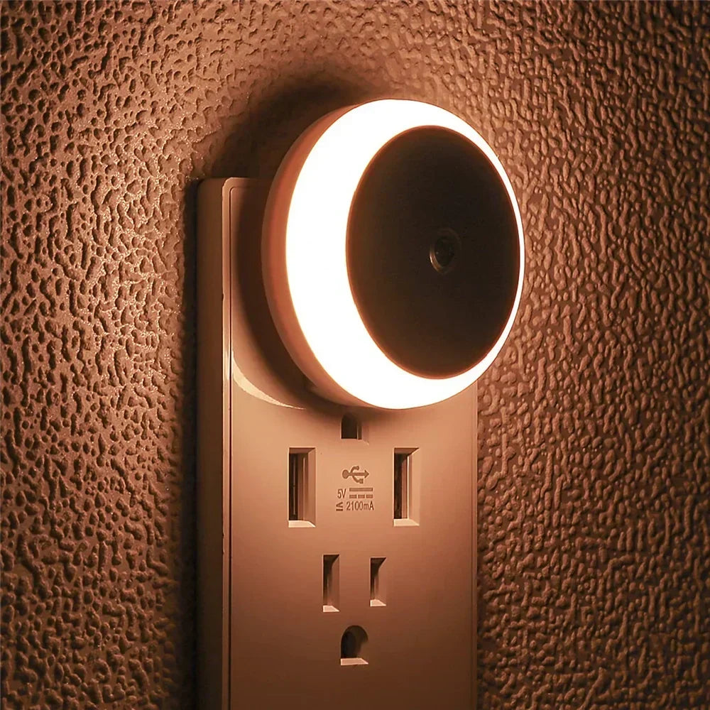 NOXORA LED nattlampa | Skymningssensor &amp; automatisk dimning | Stickkontaktlampa | Varmvit