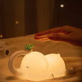 LumiDum LED Nattlampa | Mjuk Silikon | 3 Ljusstyrkenivåer | Bärbar & Uppladdningsbar | 17,7 × 9,1 cm