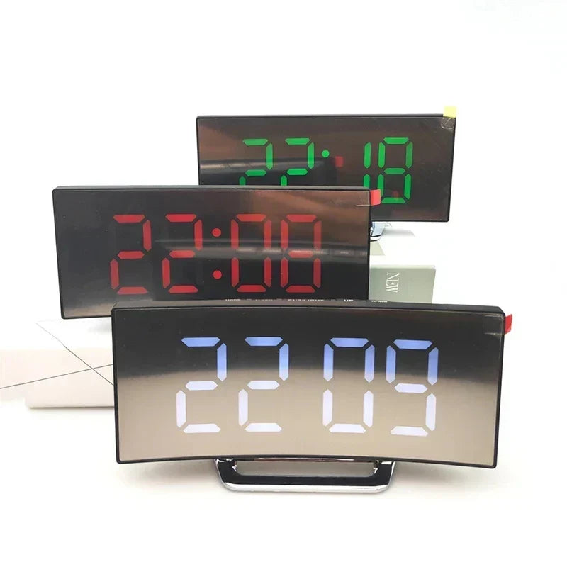 LED böjd skärm digital väckarklocka med USB-laddning