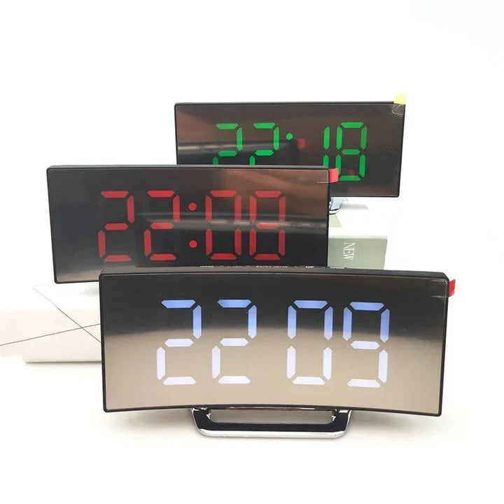 LED böjd skärm digital väckarklocka med USB-laddning
