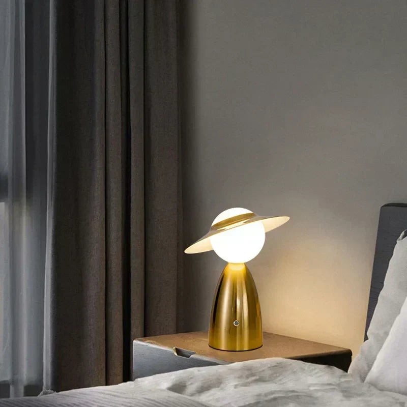 Batteri Bordslampa Man med Hatt