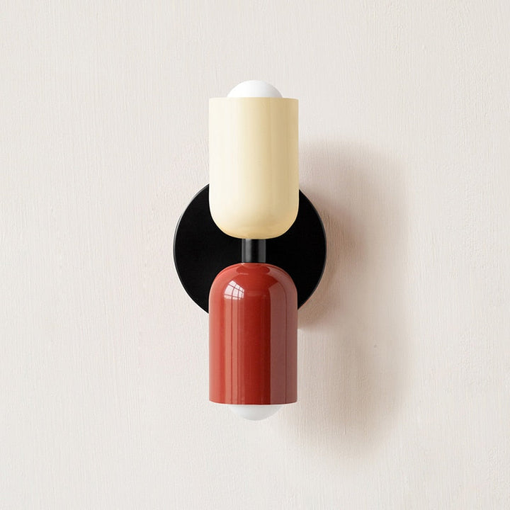Livlig, minimalistisk vägglampa med två glödlampor