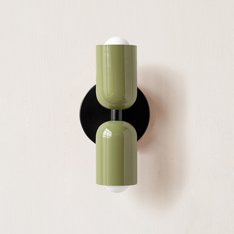 Livlig, minimalistisk vägglampa med två glödlampor