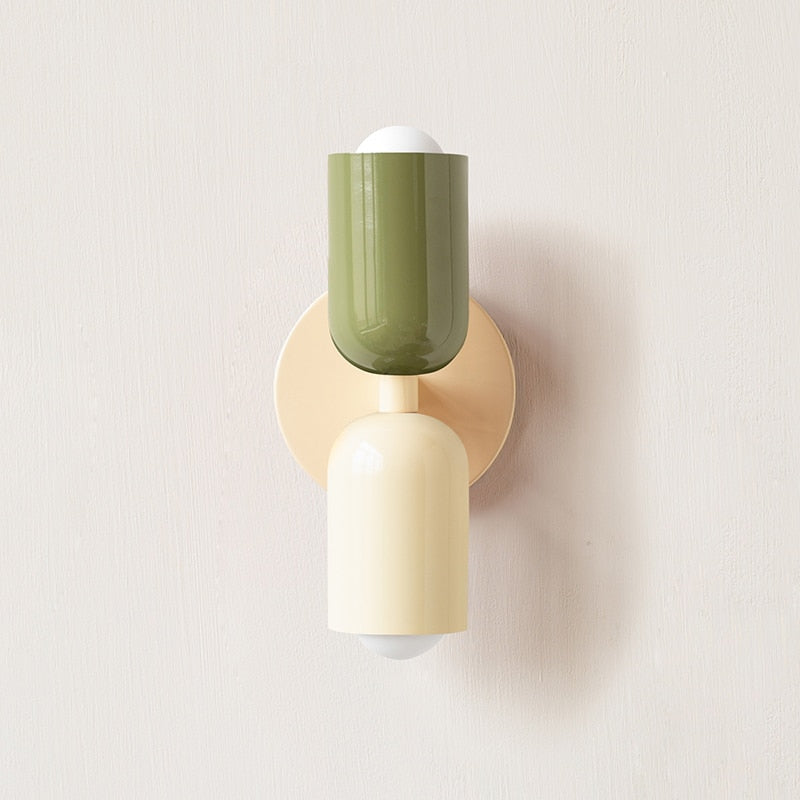 Livlig, minimalistisk vägglampa med två glödlampor