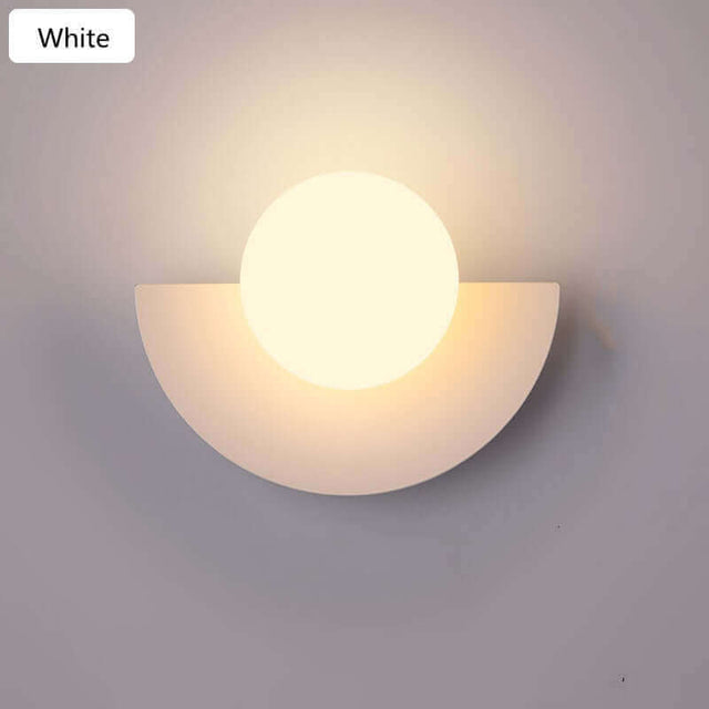 Halvmåne Metall Vägglampa. Finns i 2 olika storlekar och olika färger.