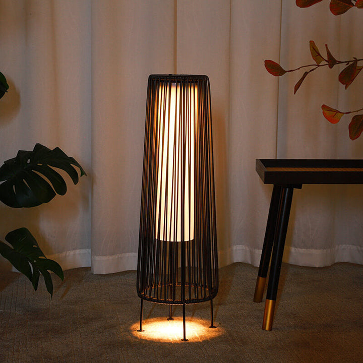 Modern Minimalistisk Solenergi Vattentät Rund Vertikal Dragremsjärn Rattan LED Stående Golvlampa För Utomhus Patio |