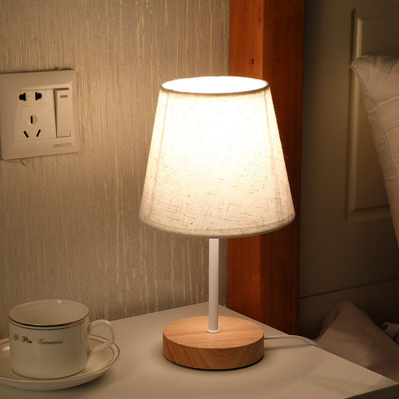 Nordisk Vintage Tygkon Lampa i Massiv Trä LED Bordslampa
