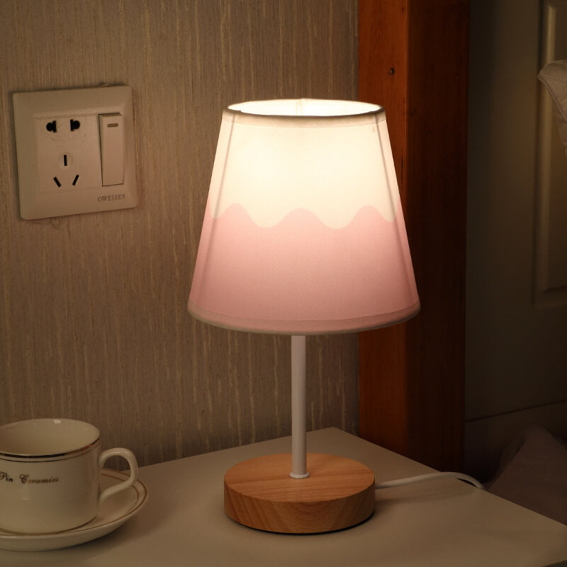 Nordisk Vintage Tygkon Lampa i Massiv Trä LED Bordslampa