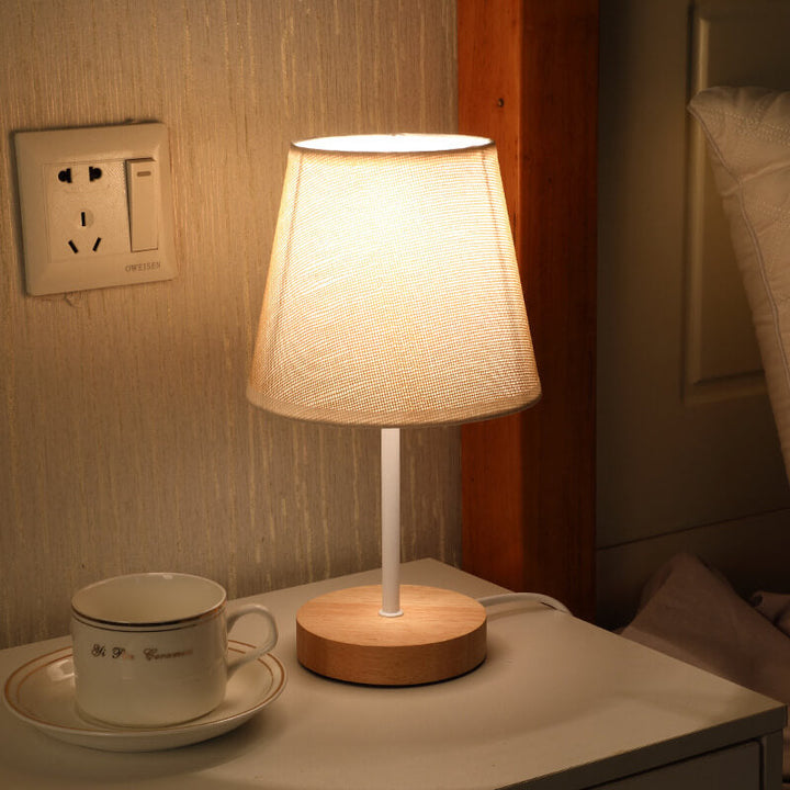 Nordisk Vintage Tygkon Lampa i Massiv Trä LED Bordslampa