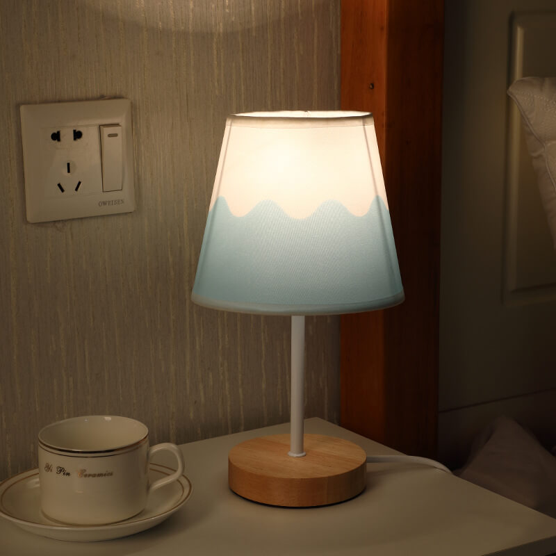 Nordisk Vintage Tygkon Lampa i Massiv Trä LED Bordslampa