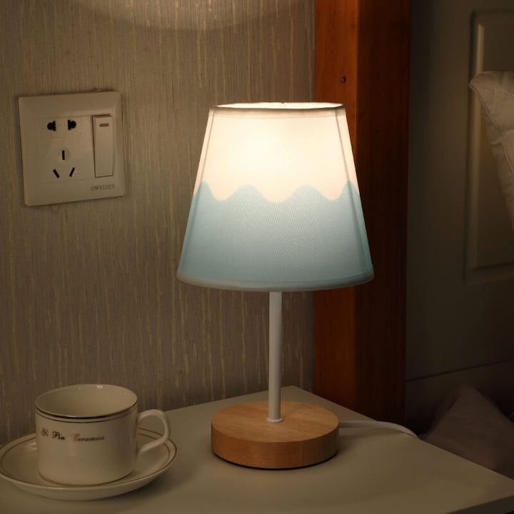 Nordisk Vintage Tygkon Lampa i Massiv Trä LED Bordslampa
