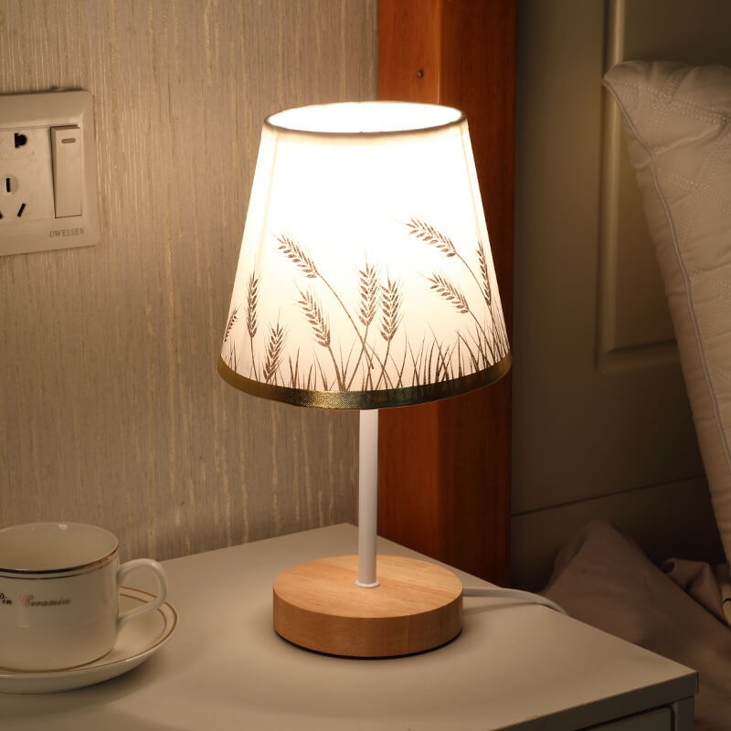 Nordisk Vintage Tygkon Lampa i Massiv Trä LED Bordslampa