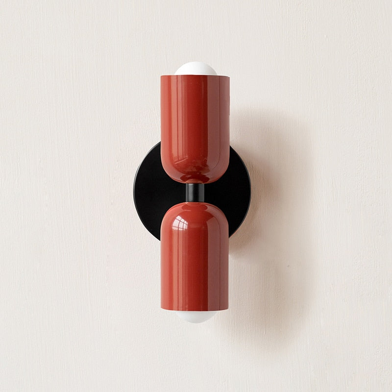 Livlig, minimalistisk vägglampa med två glödlampor