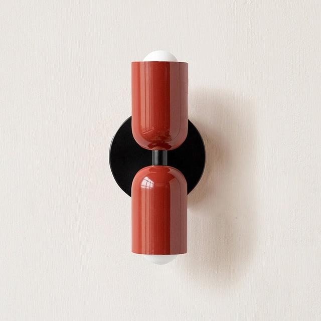 Livlig, minimalistisk vägglampa med två glödlampor
